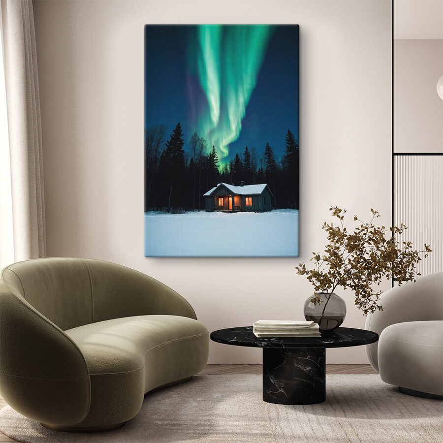 Huis in de sneeuw met groene lichtjes in de lucht