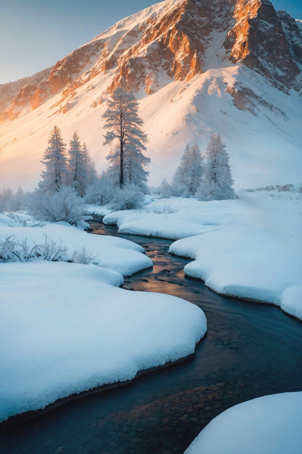 Rivier stroomt door een besneeuwde berg Rivier stroomt door een besneeuwde berg