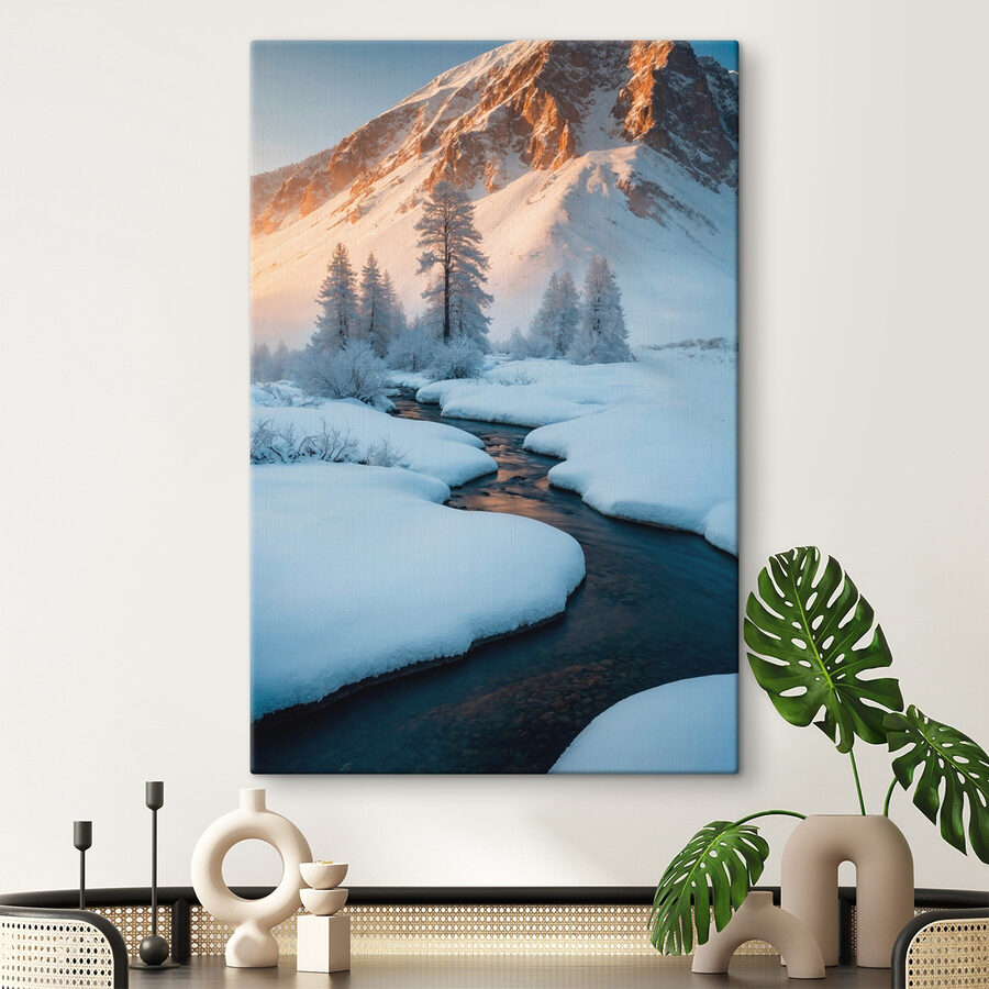 Rivier stroomt door een besneeuwde berg