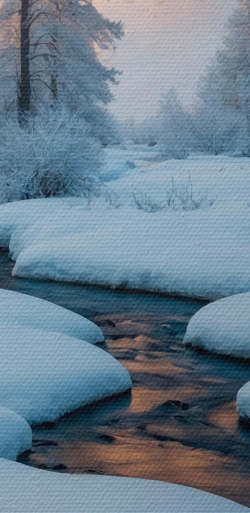 Rivier stroomt door een besneeuwde berg