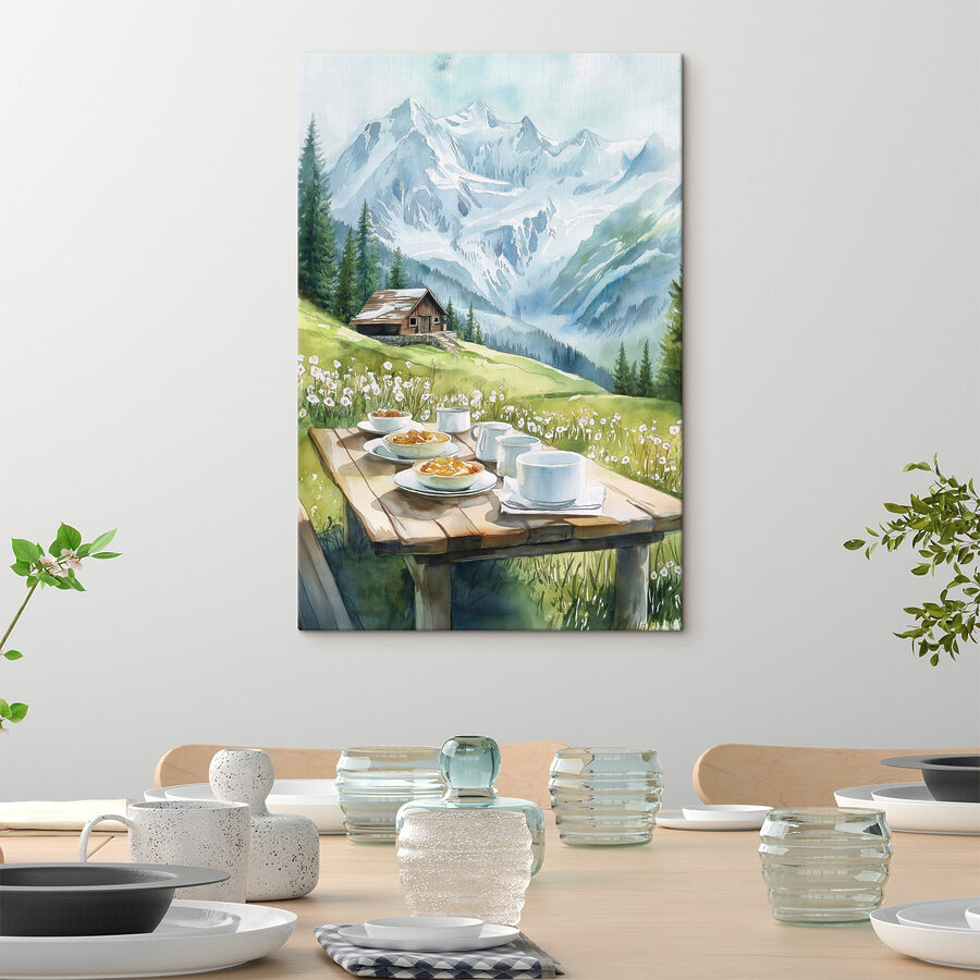 Tafel met borden eten en kopjes erop met bergen op de achtergrond
