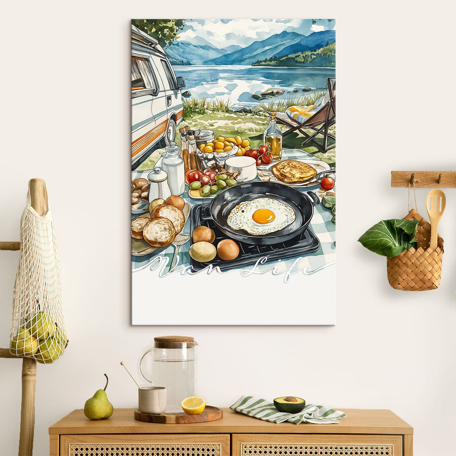 Tafel met eten en een pan erop Tafel met eten en een pan erop