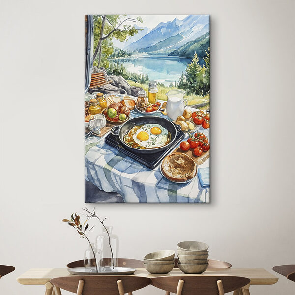 Pan met eten en een pan met eieren op een tafel met een meer op de achtergrond Pan met eten en een pan met eieren op een tafel met een meer op de achtergrond