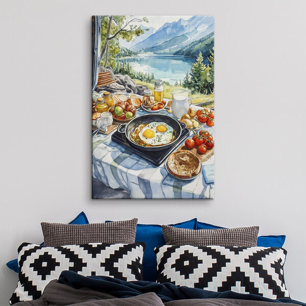 Pan met eten en een pan met eieren op een tafel met een meer op de achtergrond Pan met eten en een pan met eieren op een tafel met een meer op de achtergrond