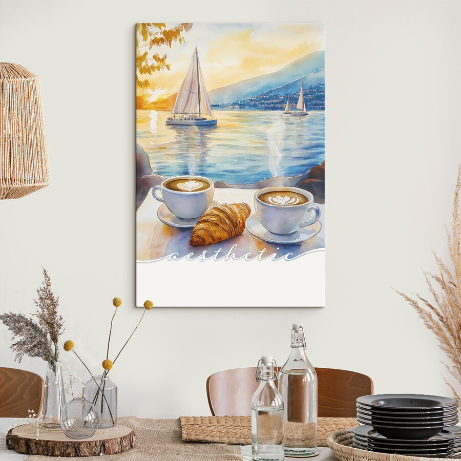 Twee kopjes koffie en croissant op een tafel met een zeilboot op de achtergrond