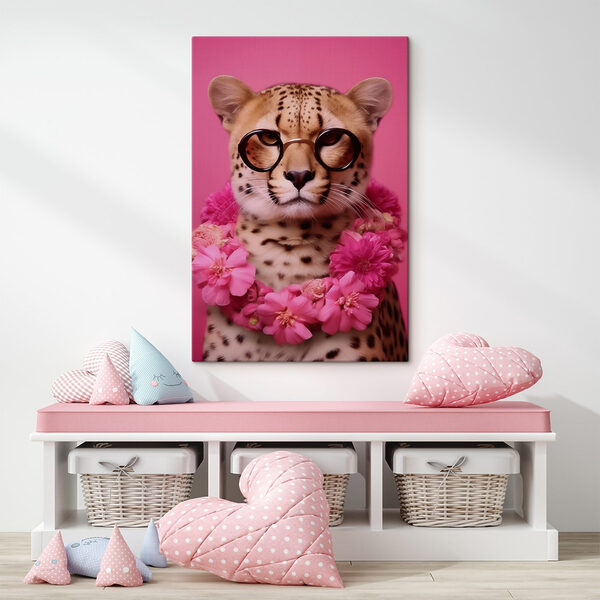 Luipaard met bril en bloemenketting Luipaard met bril en bloemenketting