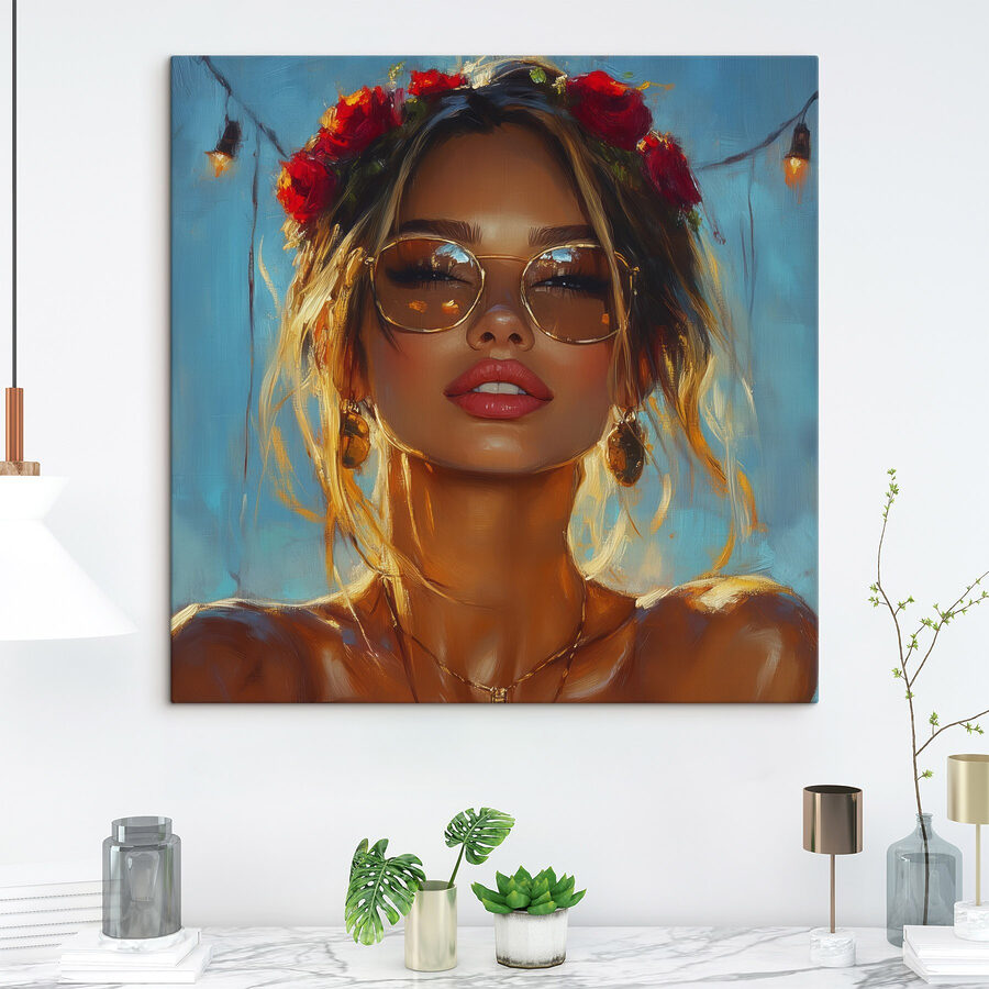 Vrouw met bloemen in haar haar en zonnebril