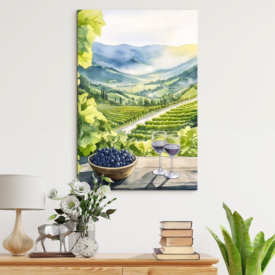 Schilderij van wijnglazen en druiven op een tafel voor een wijngaard