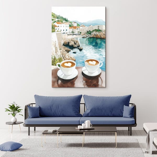 Twee kopjes koffie met een hartvormig schuim bovenop een tafel met uitzicht op een watermassa Twee kopjes koffie met een hartvormig schuim bovenop een tafel met uitzicht op een watermassa