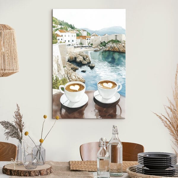 Twee kopjes koffie met een hartvormig schuim bovenop een tafel met uitzicht op een watermassa Twee kopjes koffie met een hartvormig schuim bovenop een tafel met uitzicht op een watermassa