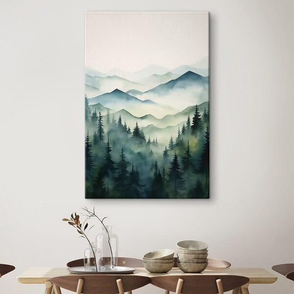 Schilderij van een bergketen met bomen en mist Schilderij van een bergketen met bomen en mist