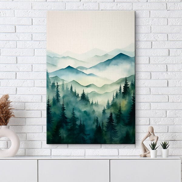 Schilderij van een bergketen met bomen en mist Schilderij van een bergketen met bomen en mist