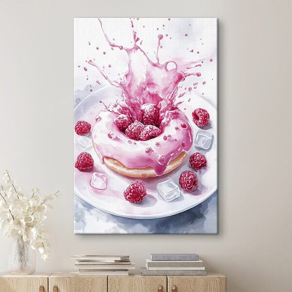 Donut met roze glazuur en frambozen die op een wit bord spatten Donut met roze glazuur en frambozen die op een wit bord spatten