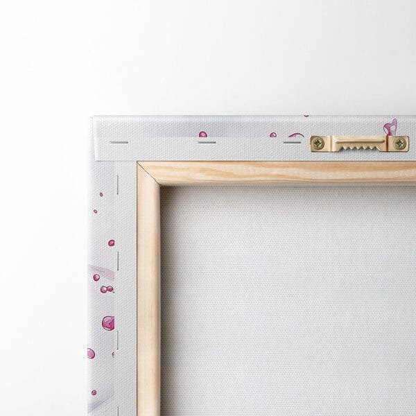 Donut met roze glazuur en frambozen die op een wit bord spatten Donut met roze glazuur en frambozen die op een wit bord spatten