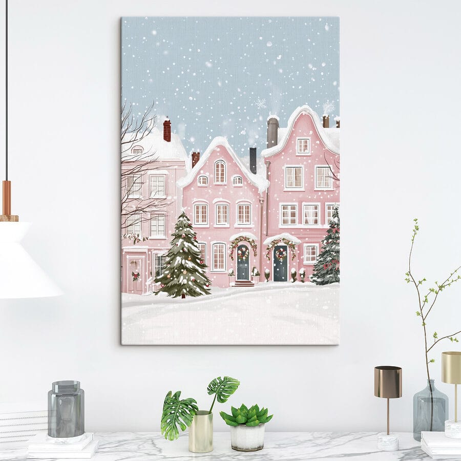 Roze huis met sneeuw erop