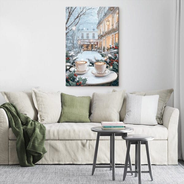 Twee kopjes koffie op een tafel voor een besneeuwde straat Twee kopjes koffie op een tafel voor een besneeuwde straat