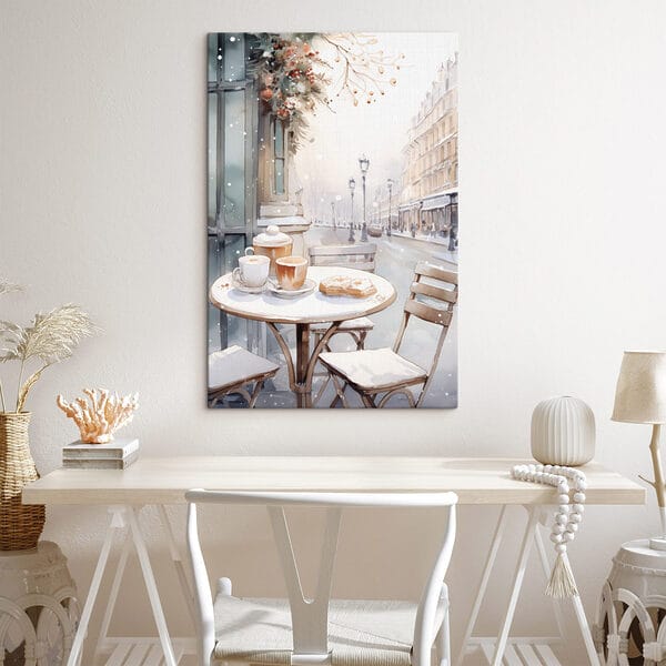 Tafel met koffiekopjes en croissants erop Tafel met koffiekopjes en croissants erop