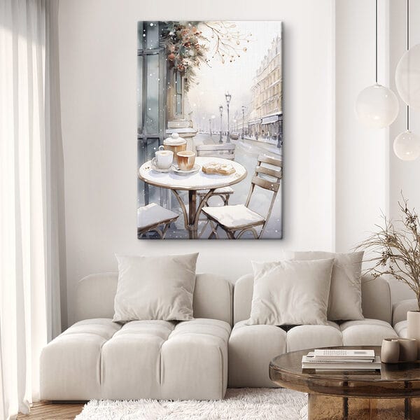 Tafel met koffiekopjes en croissants erop Tafel met koffiekopjes en croissants erop