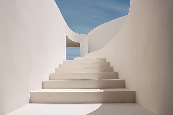 Witte trap met blauwe lucht Witte trap met blauwe lucht