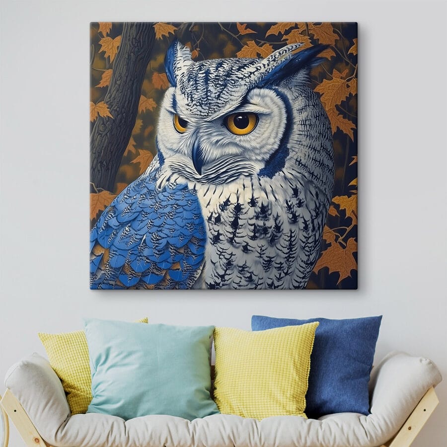 Een uil met gele ogen Een uil met gele ogen