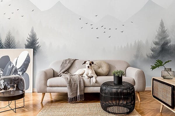 Vogels vliegen over een mistig bos Vogels vliegen over een mistig bos