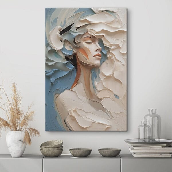 Schilderij van een vrouw met witte en blauwe verf Schilderij van een vrouw met witte en blauwe verf