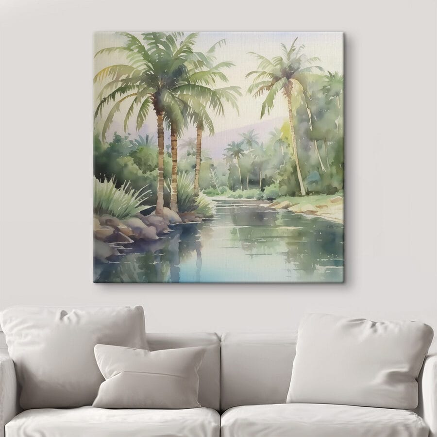 Water met palmbomen en rotsen