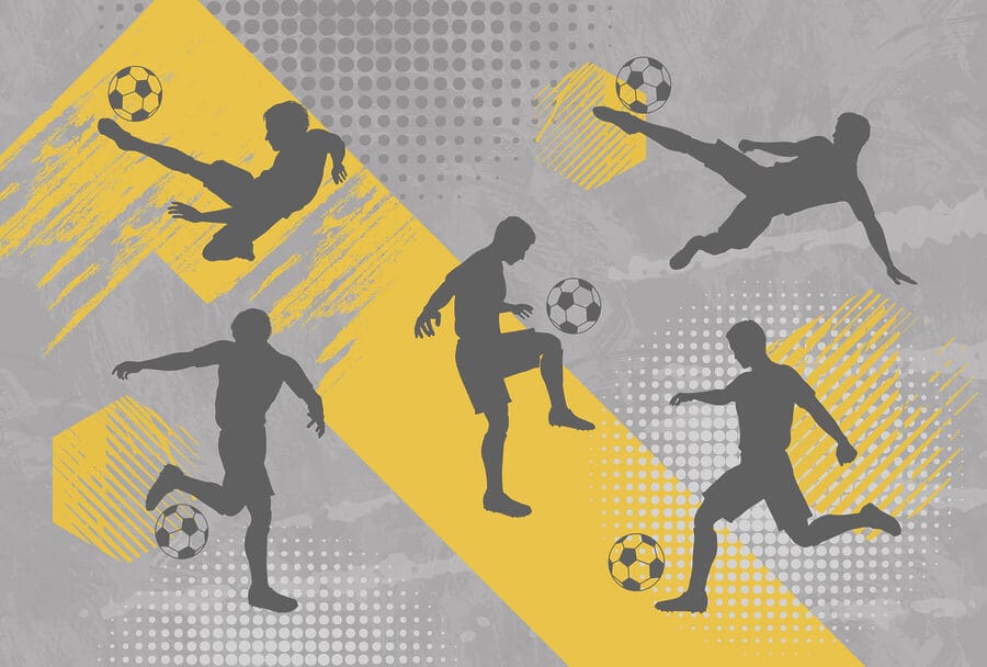 Groep mannen aan het voetballen