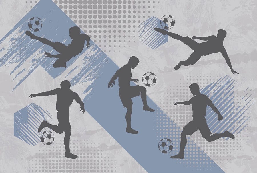 Groep mannen aan het voetballen