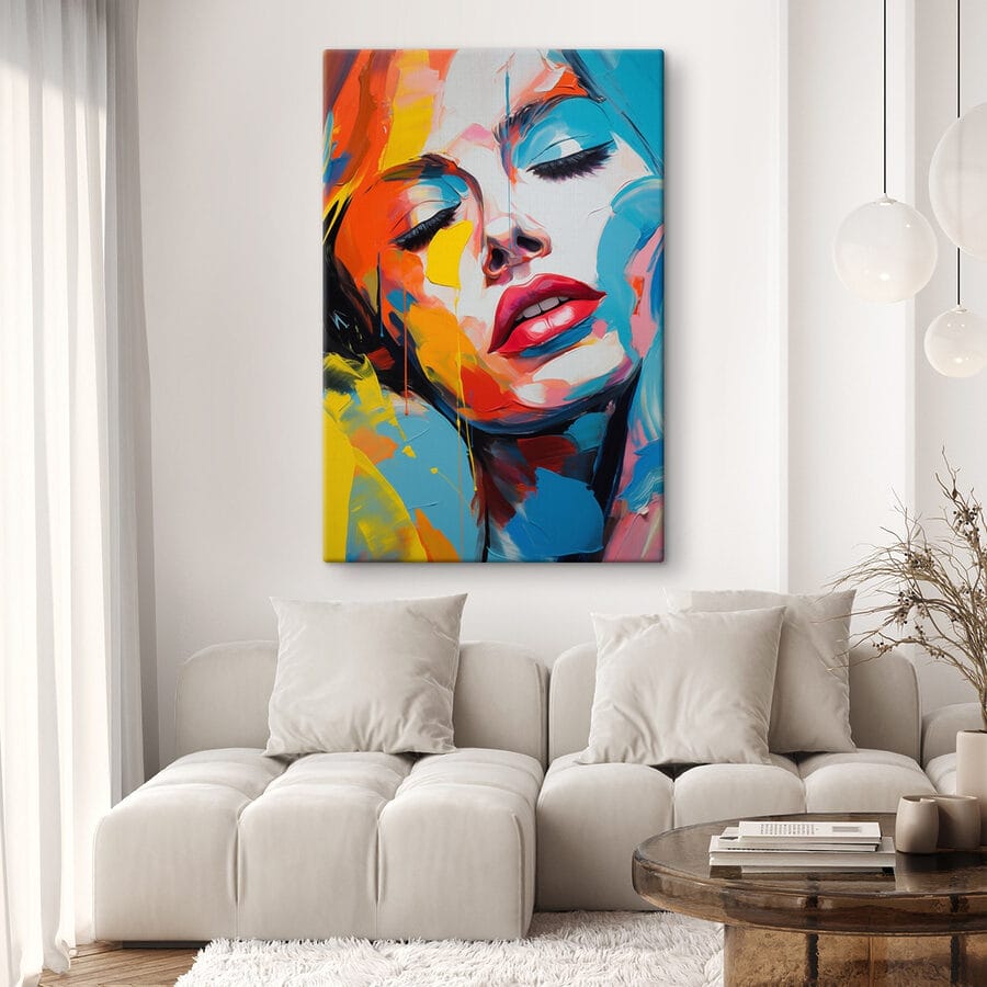 Schilderij van een vrouw met kleurrijke verf op haar gezicht