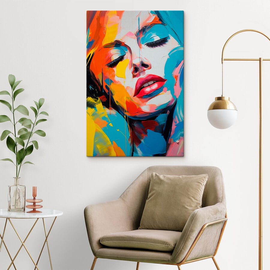 Schilderij van een vrouw met kleurrijke verf op haar gezicht
