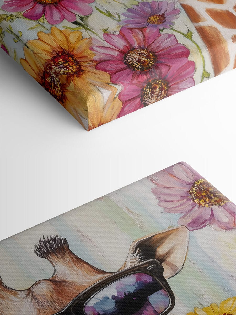 Giraffe met zonnebril en bloemen