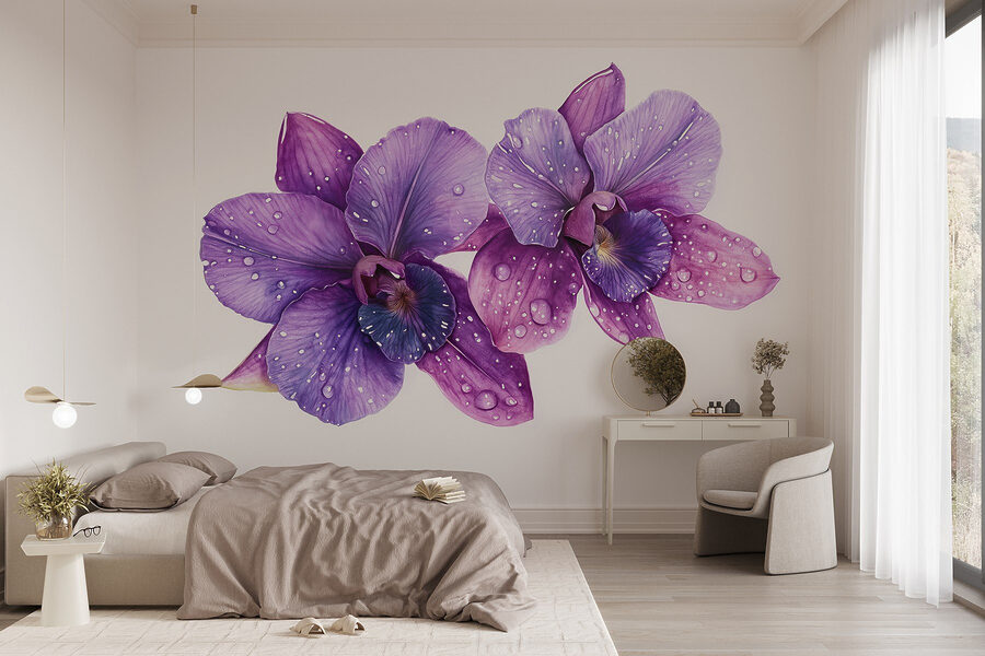 Paarse bloemen met waterdruppels erop