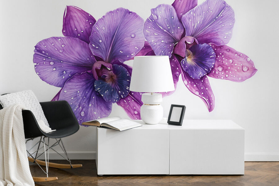 Paarse bloemen met waterdruppels erop