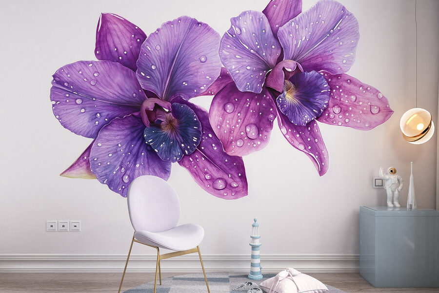Paarse bloemen met waterdruppels erop