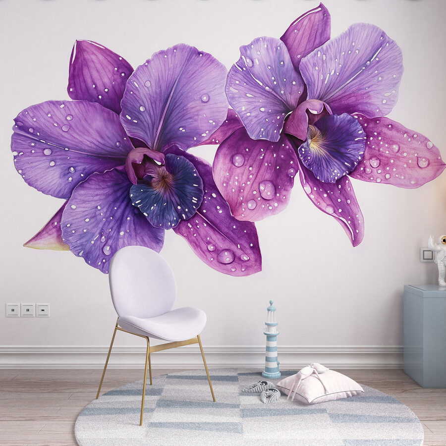 Paarse bloemen met waterdruppels erop