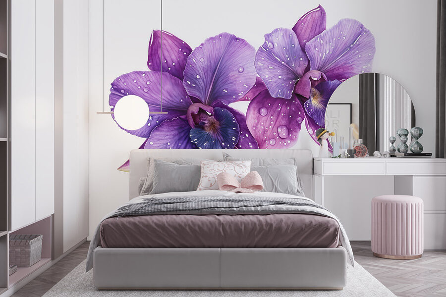 Paarse bloemen met waterdruppels erop