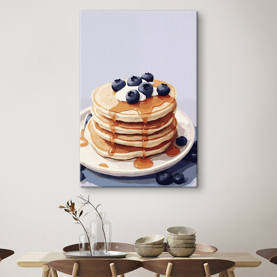 Stapel pannenkoeken met bosbessen en siroop erop