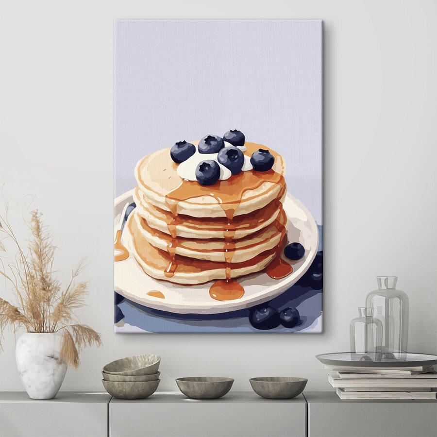 Stapel pannenkoeken met bosbessen en siroop erop