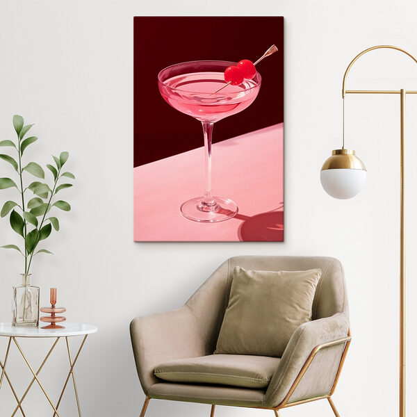 Glas met roze vloeistof en twee kersen erop Glas met roze vloeistof en twee kersen erop