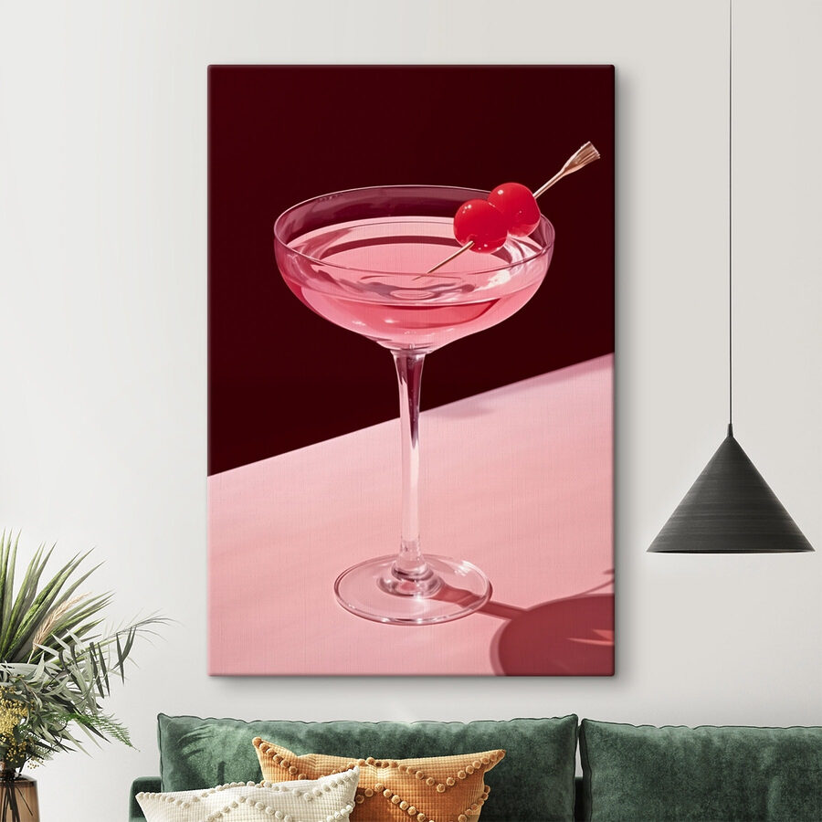 Glas met roze vloeistof en twee kersen erop Glas met roze vloeistof en twee kersen erop