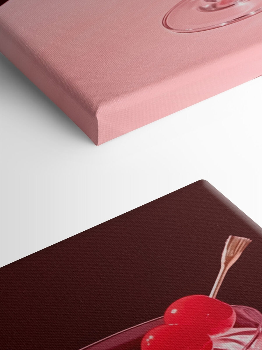Glas met roze vloeistof en twee kersen erop Glas met roze vloeistof en twee kersen erop