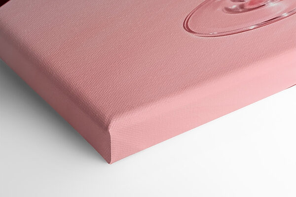 Glas met roze vloeistof en twee kersen erop Glas met roze vloeistof en twee kersen erop