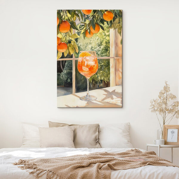 Glas sinaasappelsap met ijs en sinaasappels uit een raam Glas sinaasappelsap met ijs en sinaasappels uit een raam