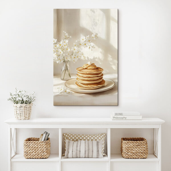 Stapel pannenkoeken op een bord naast een vaas met bloemen Stapel pannenkoeken op een bord naast een vaas met bloemen