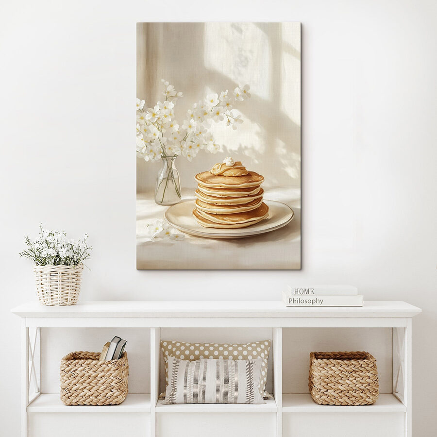 Stapel pannenkoeken op een bord naast een vaas met bloemen Stapel pannenkoeken op een bord naast een vaas met bloemen