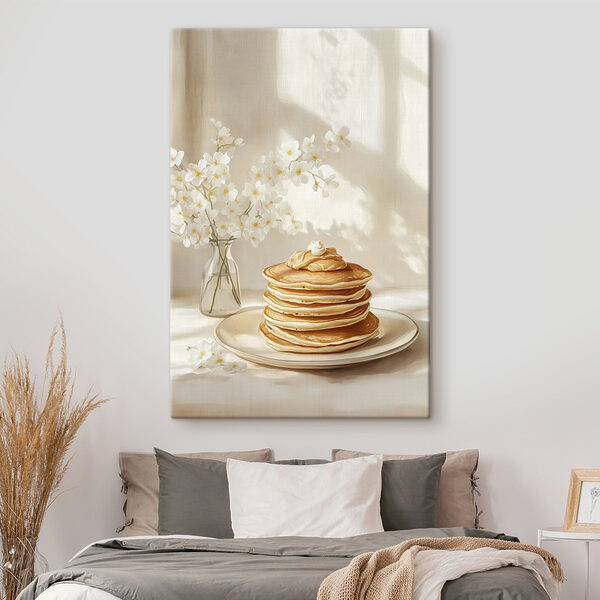 Stapel pannenkoeken op een bord naast een vaas met bloemen Stapel pannenkoeken op een bord naast een vaas met bloemen