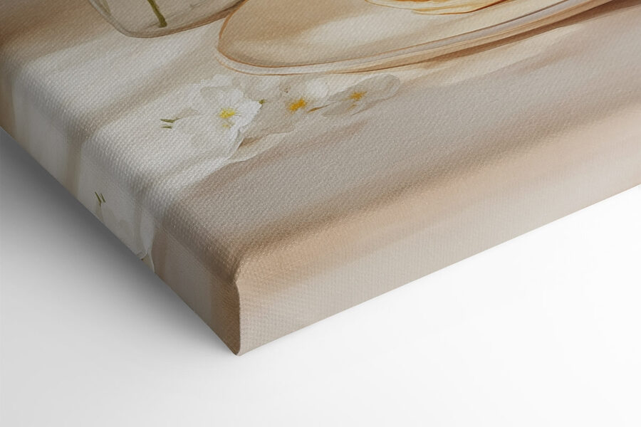 Stapel pannenkoeken op een bord naast een vaas met bloemen Stapel pannenkoeken op een bord naast een vaas met bloemen