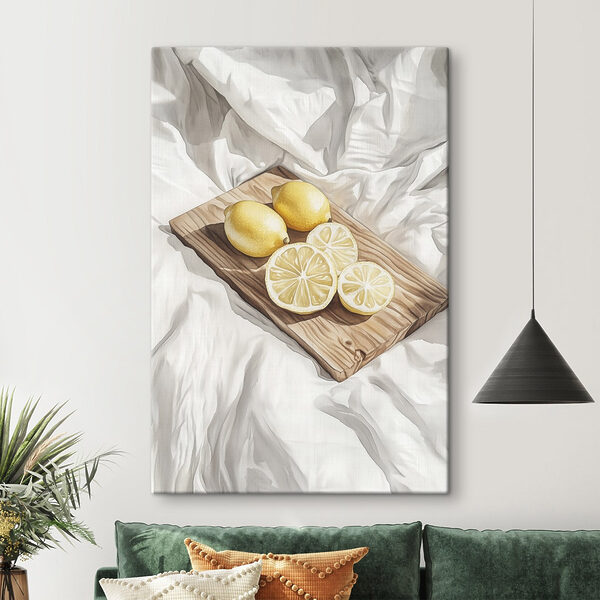 Citroenen en schijfjes op een houten plank Citroenen en schijfjes op een houten plank
