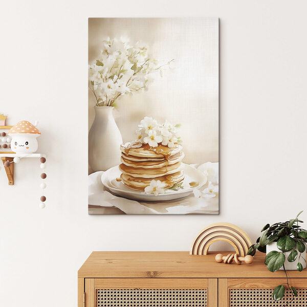 Stapel pannenkoeken met bloemen erop Stapel pannenkoeken met bloemen erop